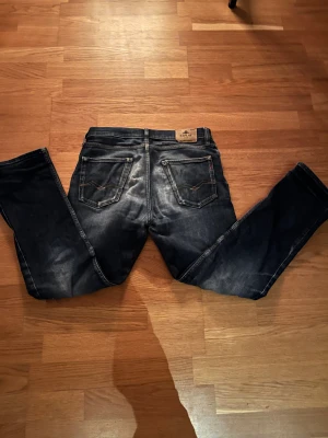 Blåa replay jeans w28 - Ett fint par blåa replay jeans som har ganska bra kvalite litet håll men inga större skador