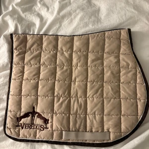 🌟FINT VEREDUS SHABRAK🌟 - Säljer fint Veredus shabrak i strolkek Full.   Köpt begagnat och sparsamt använt hos mig. Det sitter fint på hästen och de sitter på plats. ⭐️  Det finns inga märken på schabraket men de är lite häst hår på undersidan som jag kan tvätta innan de sickas.   Det är beige med bruna detaljer, kan sicka mer bilder om de önskas.   Finns att hämta i Göteborg men går såklart att posta också, men då står köpare för frakt kostnaden💗