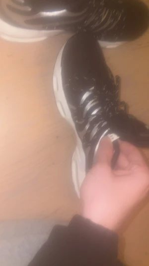 Sneakers helt nya oanvända strlk 44 köptes för 500 - Enkla sneakers storlek 44 för ett bra pris har samma av 42 därför bör dom göras av med 