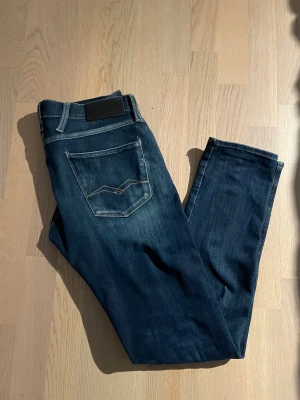Slitna Replay Jeans - En par stilrena replay jeans med slitningar på framsidan, inget på baksidan. Inga defekter som man bör vara orolig över. Priset är ej huggit i sten! Kontakta för frågor m.m.