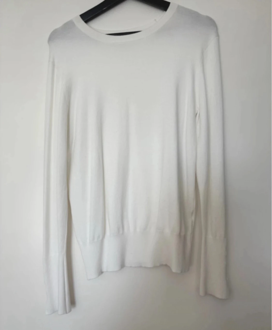 Vit långärmad stickad tröja med knappar