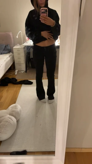 Jeans  - Cheap monday jeans aldrig använda säljer då de inte gick att skicka tillbaka, strl 28/34❤️