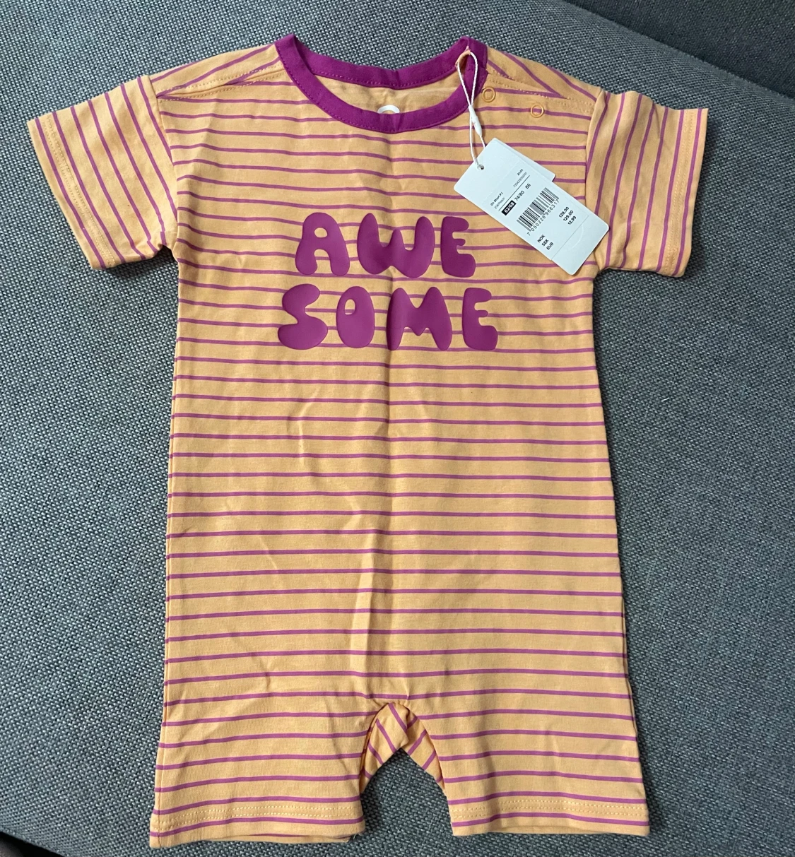 Randiga shortsdräkt med lila text