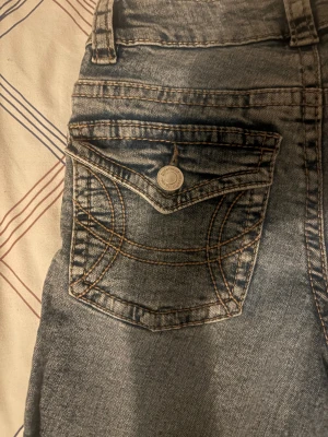 Jeans Gina storlek 34 - Nya jeans från Gina med prislapp säljer för att den var för små 🤗priset kan diskuteras 💕lite mindre än 34 enligt mig själv men passar bra har bara testat 1 gång 💕