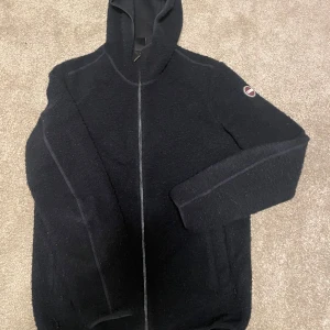 Colmar Fleecejacka  - Säljer en mörkblå colmar fleecejacka, tillverkad i Italien. Den är i bra skick och köpt för ungefär 1 år sedan. Hör av er vid frågor eller funderingar!