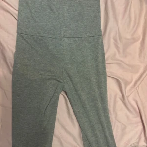 Grå yogapants  - Snygga grå yogapants från Gina. Perfekta för en snygg look.