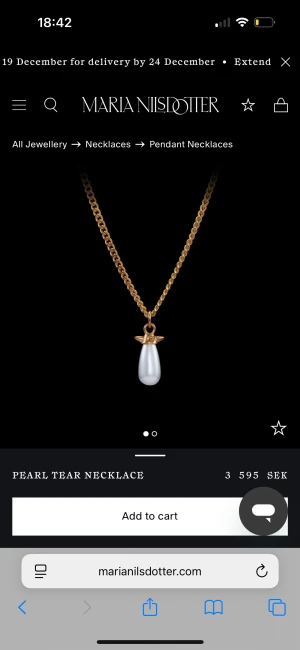 halsband Maria Nilsdotter - Snyggt halsband med tunn guldfärgad kedja och ett droppformat pärlhänge. Hänget har en unik design med gulddetaljer upptill som ger en cool och elegant vibe. Perfekt för dig som gillar stilrena smycken med en twist. Maria Nilsdotter LIKNANDE‼️‼️‼️pris kan diskuteras 