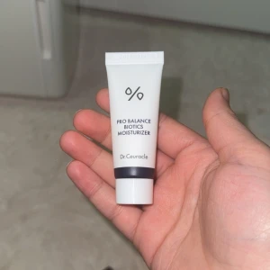 Dr.Ceuracle Pro Balance Biotics Moisturizer - En liten tub med Pro Balance Biotics Moisturizer från Dr.Ceuracle, perfekt för att återfukta huden. Tuben är vit med mörkblå detalj och rymmer 15 ml. Smidig att ha med sig i väskan och tillverkad i Korea. Passar dig som gillar koreansk hudvård.
