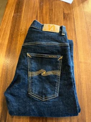 Nudie Thin Finn  - Nudiejeans modell Thin Finn i fint använt skick. Storlek 31/30.