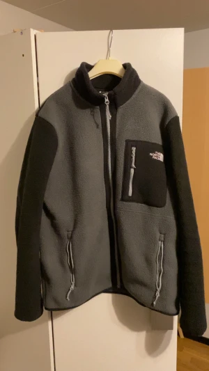 North face fleece kofta - North face flis kofta mycket varm speciellt nu inför kalla dagar knappt använt helt ny! Storlek M passar även s och L som mig!