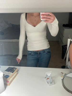 Fin långärmad tröja med uringning - Fin långärmad tröja med en unik uringning. Använd fåtal gånger