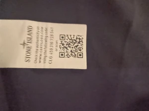 Mörkblå hoodiejacka från Stone Island - Säljer en mörkblå hoodiejacka från Stone Island med ikonisk patch på vänster ärm. Jackan har huva med snörning, dragkedja framtill och två fickor. Materialet är mjukt och känns som bomull, perfekt för chill dagar. Stilsäker och enkel att matcha med jeans eller joggers. I storlek L fast passar perfekt på mig jag är 175