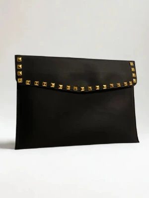 Datorfodral med guld nitar i läderimitation 💛⚜️ - SISTA FODRALET I LAGER! 🙌 Snyggt och trendigt fodral i veganskt läder i läderimitation. Fodralet är i vattentätt material och skyddar din dator bra. Fodralet är handgjort oxh egendesignat. Storlek 34x25cm och passar svarta HP Chromebook’s och andra datorer i liknande storlek. 