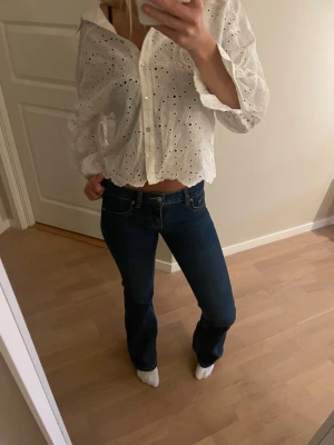 Blåa low waist bootcut jeans - Snygga mörkblåa low waist bootcut jeans