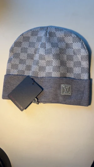 Grå l v mössa - Snygg grå mössa från  l v som passar perfekt nu på vintern när man behöver nåt varmt över huvudet eller bara som present