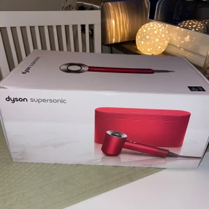 Dyson Supersonic Hårfön med Tillbehör - Dyson Supersonic hårfön röd/nickel. Nypris 4190kr, Special/Limited edition. Den perfekta julklappen! ❣️Inkluderar olika tillbehörsmunstycken (wide-tooth comb, styling-koncentrator, flyaway-tillbehör, gentle-air-tillbehör, diffusor) och förvaringsetui (rött fodral). ❣️Skickar med originallådan. Obs att garantin har gått ut! Säljer pga ej använder längre och är i behov av pengarna. Kan eventuellt mötas upp i Stockholm istället för Uppsala.