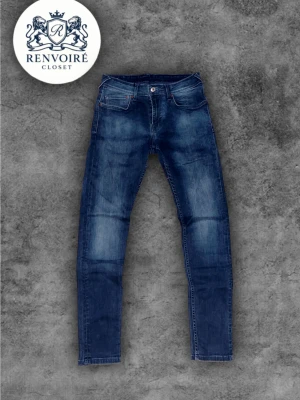 Blå jeansbyxor från pepe jeans - Feta slim fit jeans från pepe jeans med en sjukt snygg wash, jeansen är näst intill nya så passa på och köp innan de ryker!