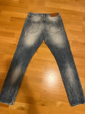 Tiger of Sweden Jeans - Ett par riktigt unika tiger of Sweden jeans i storlek 32/32 med riktigt fin wash och riktigt coola slitningar. Jag tar gärna emot trades för andra jeans eller andra klädes plagg🙌 