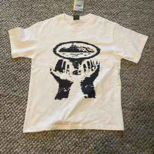 Cortiez T-Shirt - Corteiz tröja   en fräsch tröja för våren samt sommaren Storlek S passar 175 -185  väldigt bra skick och rekommenderar verkligen om du har några frågor var inte rädd att ställa dem!