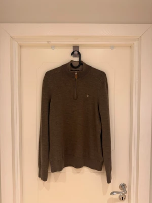 Stilig Morris halv zip - Ljusbrun Morris zip som använts fåtal gånger och aldrig tvättats. Orginal pris på 1,800kr så sjukt bra pris. Passar för både M och S men det är en M.       