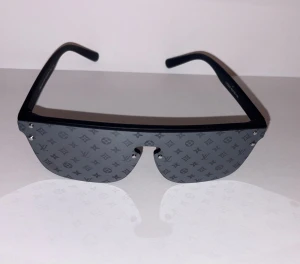 Sol glasögon  - Mycket snygga solglasögon med reflekterande monolid