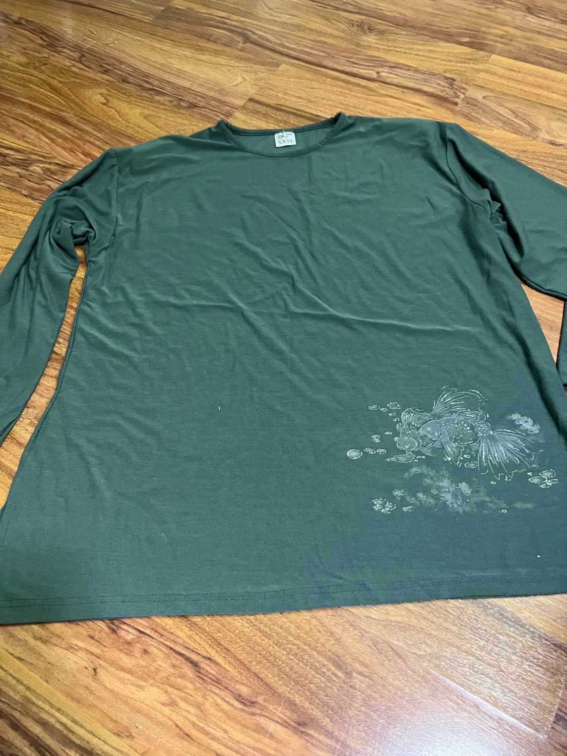 Mörkgrön långärmad tröja med fiskmotiv