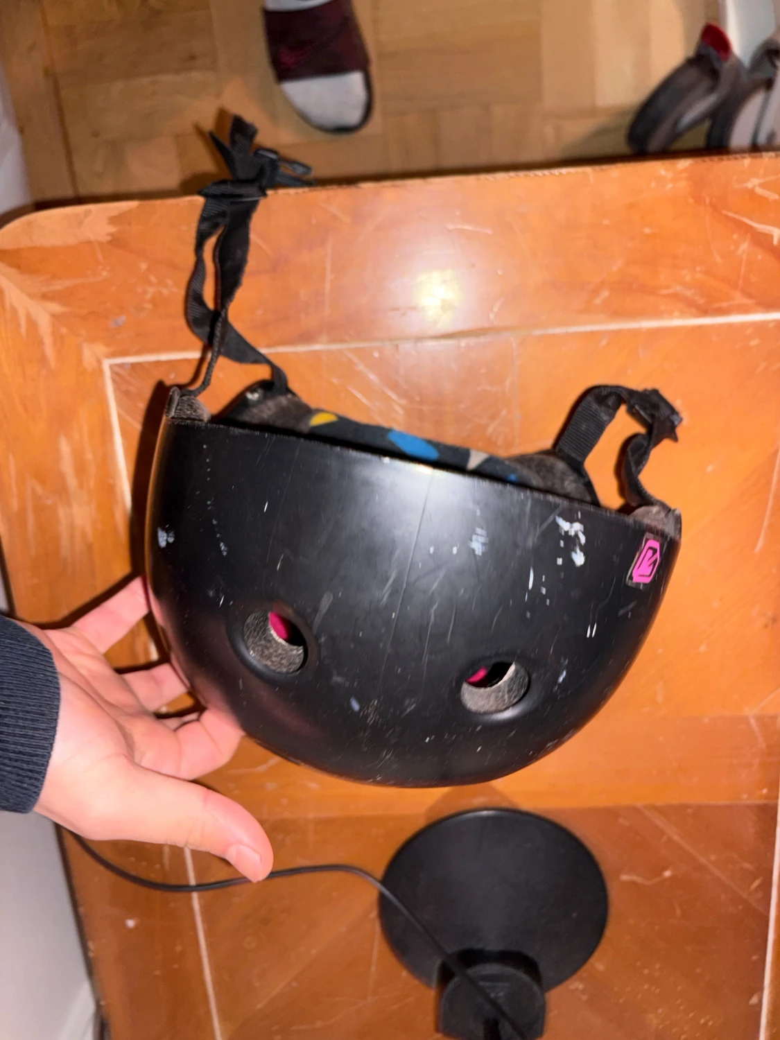 Svart cykelhjälm med färgglad insida - 1