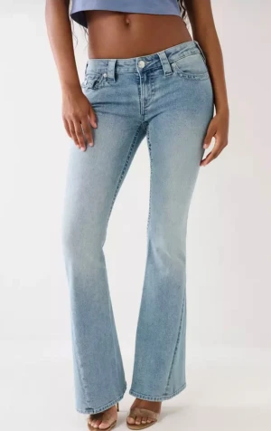 True Religion ljusblå bootcut jeans - Ljusblåa lågmidjade jeans från True Religion. Haft de i ungefär ett år men de är i väldigt bra skick fortfarande. Minimalt slitna längst ner men verkligen ingenting som syns. Köpta för 1300. W27