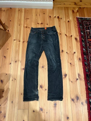 Jeans med slitningar från hugo boss - Säljer dessa asfeta brallor från hugo boss. Sjukt najs slitningar och faden är😚 Gjort en del lagningar på dem men nu skulle de behöva lite extra kärlek vid skrevområdet. Längden på brallorna är 112 cm och innerbenslängden 83,5 cm. Midjan är 41, fotöppningen 21 cm och låret 31 cm. Skulle säga att det är waist 30/32 och längd 34.