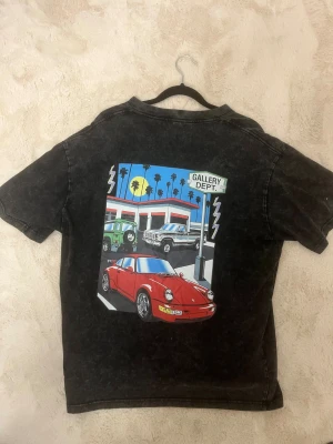 Gallery dept Tshirt - Extremt snygg t shirt från gallery dept med en Porsche på ryggen. Den är knappast använd och helt felfri. Den är stl S men ganska baggy. Passar allt ifrån 172-185