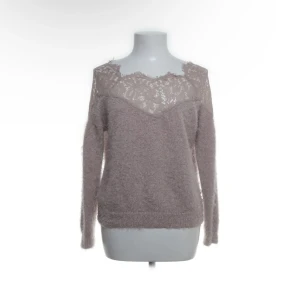 Tröja med spets från ONLY - Beige fluffig tröja från ONL. Perfekt för dig som gillar en söt och trendig stil. Passar dig som har storlek xs, skulle också passa någon med storlek s men bättre för personer med storlek xs. Säljer för den är för liten 