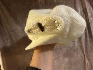 Vita Dam Stickade Keps  - Helt ny 