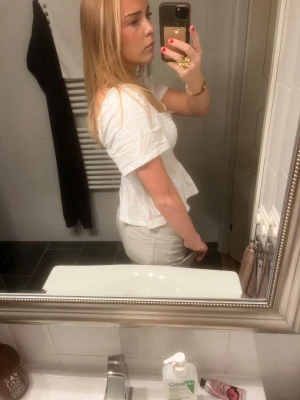 Vit topp - Supersöt, skön vit topp, pris kan diskuteras💕💕