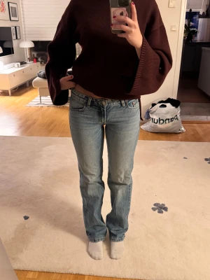 Zara lågmidjade ljusblå jeans - Säljer ett par lågmidjade straight jeans från Zara! Dessa sitter super snyggt och passar till allt! Dem är i storlek 36❤️