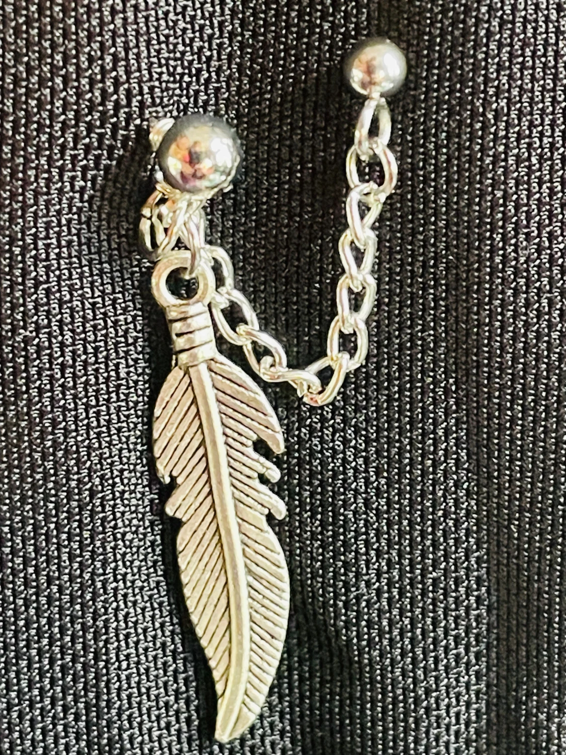 By prisförslag- 1 st Silvrigt dubbel örhänge med fjäder och kedja