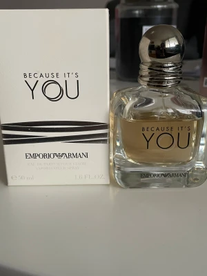 Because It's You EdP 50ml - Emporio Armani Because It's You Eau de Parfum i 50 ml. En elegant och modern doft i stilren flaska, perfekt för dig som vill sticka ut med en ikonisk signatur från Armani.