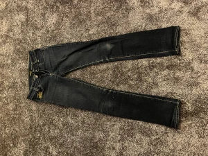 Killah Marilyn mörka jeans - Snygga mörkblå jeans från Killah, modell Marilyn. Jeansen har coola bakfickor, lågmidjade och i jätte bra skick. Pris kan diskuteras💕