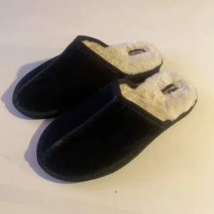 Björn Borg Tofflor - Sköna tofflor med riktigt mjuk insida!☁️               Dessa är perfekt nu vid vintertiden!❄️                     Jag har bara provat dem men insåg snabbt att de var för små för mig.                                                                                                Köptes för 499kr 