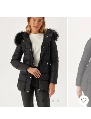 Vinter jacka med pälsluva  - Rockandblue vinterjacka med pälsluva. Längre modell, håller värmen och skyddar mot vinden. Svart med silver detaljer i storlek 34. Köptes för 3800 kr.