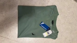 Grön performance t-shirt från Nautica - Snygg grön t-shirt från Nautica med diskret logga framtill. Modellen är klassisk med rund hals och korta ärmar. Materialet är mjukt och stretchigt, 95% bomull och 5% elastan, vilket gör den riktigt skön att ha på sig. Perfekt för dig som gillar stilrena plagg.