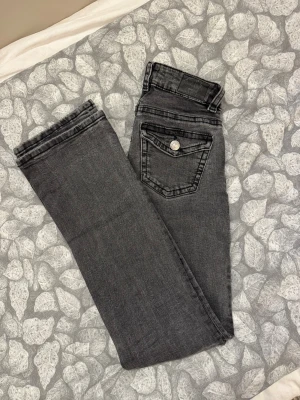 Jeans  - Säljer mina jeans från Gina pågrund av att de börjar bli för små  💕 dom är både low waist och bootcut och det finns inga tydliga skador💕💕