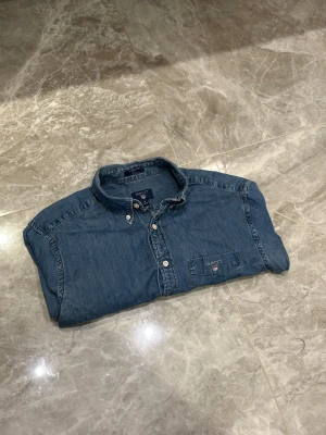Gant Jeans Skjorta - Gant Jeans Skjorta  | Marinblå | Skick: 9,5/10 | Storlek: M 39/40 | Pris: 249 SEK | Priset är diskuterbart | Frakt: Postnord + Instabox + Bring | Skriv vid minsta fråga eller fundering 📩