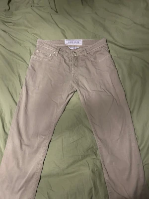 Grå jeans från Jacob Cohën, 32 - Snygga jeans från Jacob Cohën, modell Style 688. Klassisk femficksdesign med knappgylf och diskret logga på bakfickan. Mjukt bomullsmaterial och normal passform, perfekta för en clean och chill look. Skriv gärna om ni har några frågor. Och priset går att diskutera 🙂