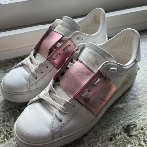 Valentino opens skor - Säljer nu mina valentino skor i storlek 39,5. Använda men i väldigt bra skick, givetvis äkta. Säljer pågrund av att dem är försmå, skriv om du har några frågor!