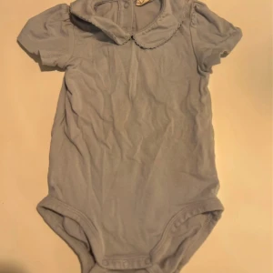 Blå body med fin krage - Blå body med fin krage