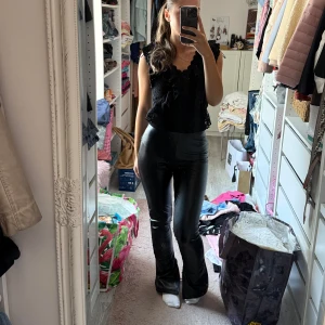 Högmidjade skinnbyxor - Tighta läderbyxor som inte kommer till användning mer. Jag är 160cm för referens 💕
