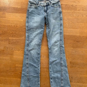 Bootcut jeans från Perfect Jeans, stl 32 - Jätte fina jeans från Gina tricot som har använts en gång men tyvärr inte kommit till användning därför jag säljer💕skriv gärna för frågor eller om man vill ha mer bilder