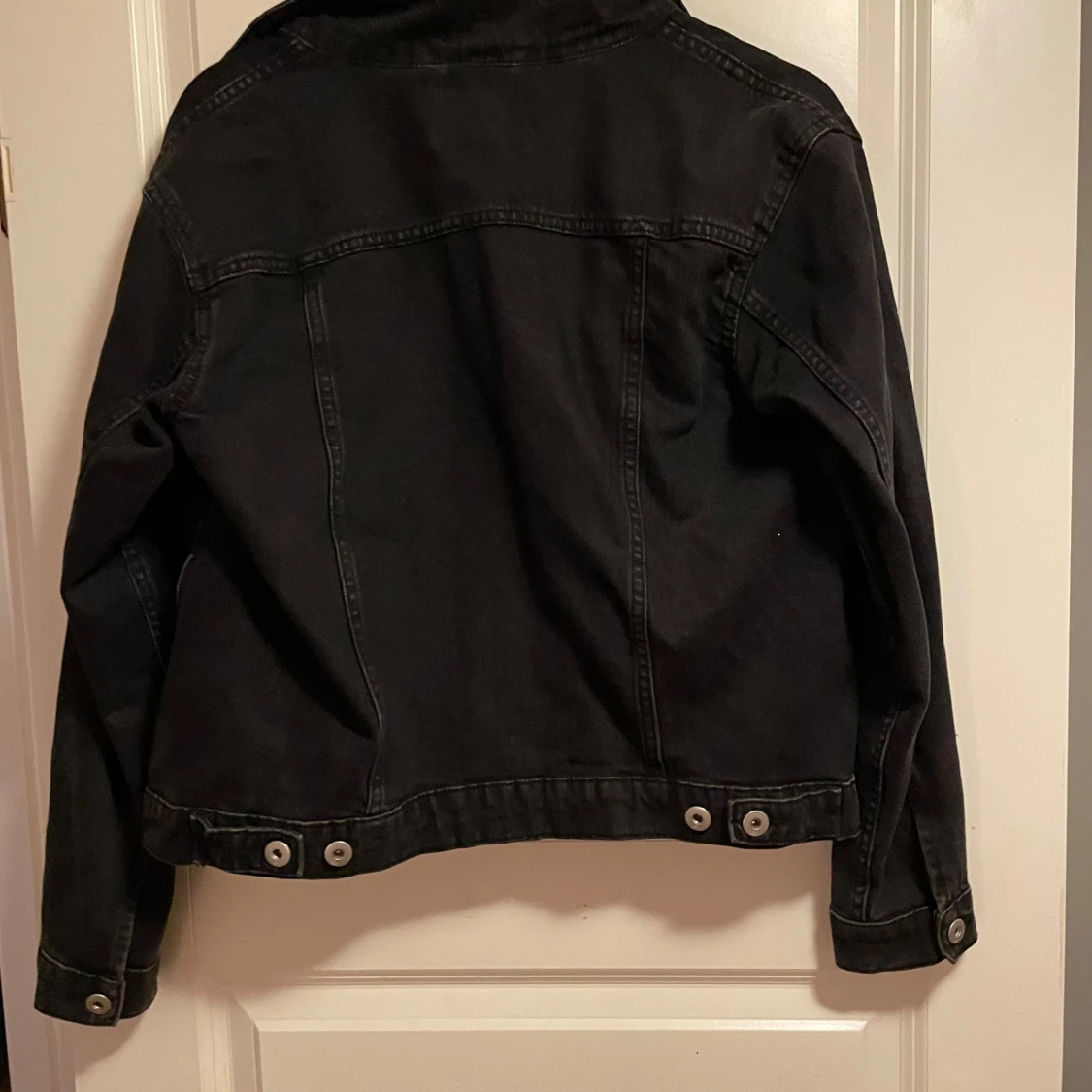 Svart jeansjacka med knappar - 1