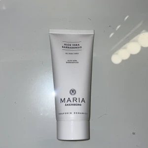 Aloe Vera gel från Maria Åkerberg - Aloe Vera Barbadensis gel från Maria Åkerberg i vit tub, 100 ml. Innehåller 98,5% ren aloe vera och är perfekt för att lugna och återfukta huden. Produkten går ut 10/25 så säljer billigt💕