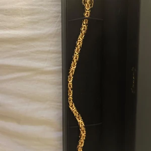 Guldfärgat armband från Kejsar - Skit snygg 18k guldplaterad kejsarlänk 20 cm från kejsars hemsida, original priset är 1399, helt ny aldrig använt, jag säljer den pga den var för stor och ej kunde skicka tillbaka, PRISET KAN DISKUTERAS 